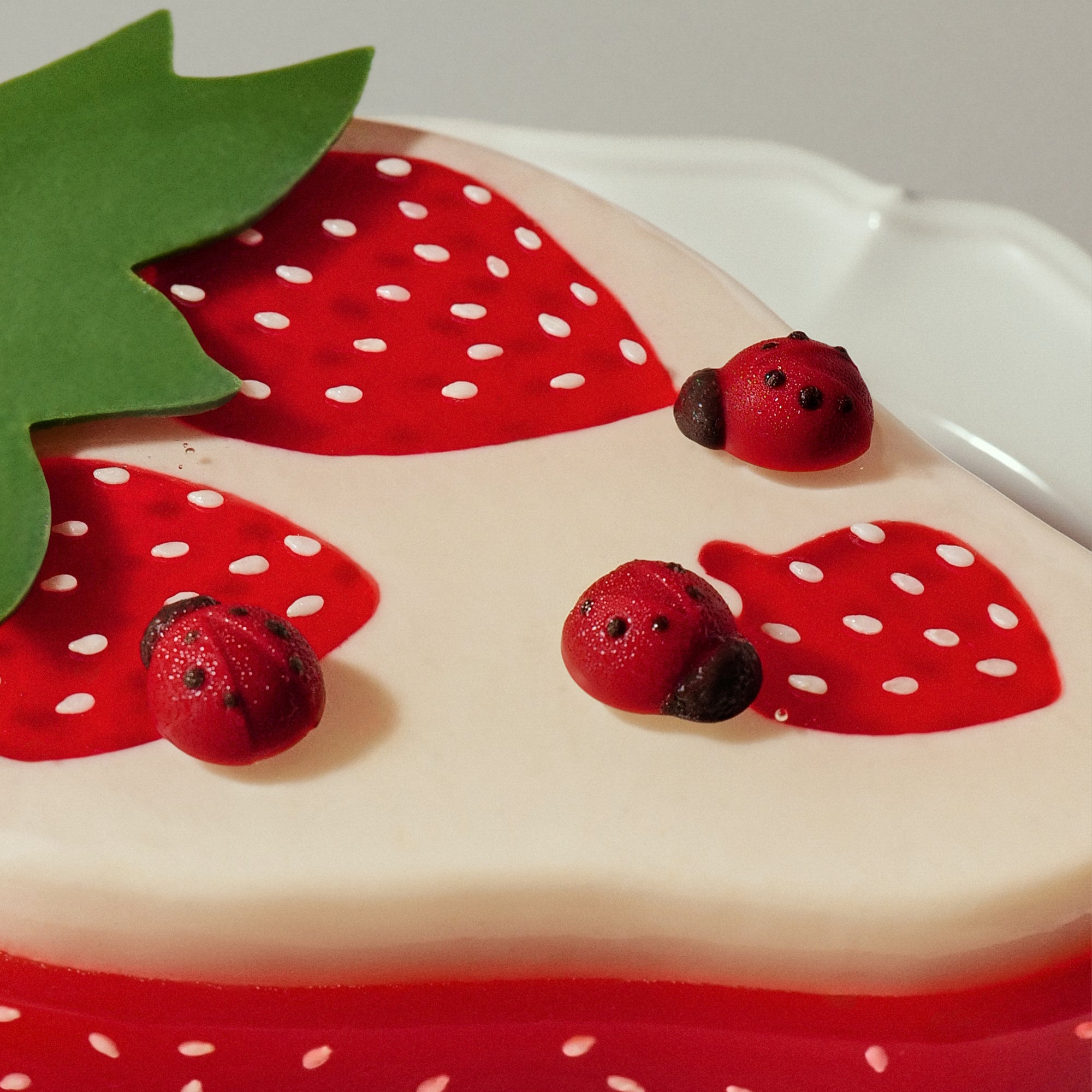 Cheesecake Dâu Xí Muội | ⌀15cm - BAKES SAIGON